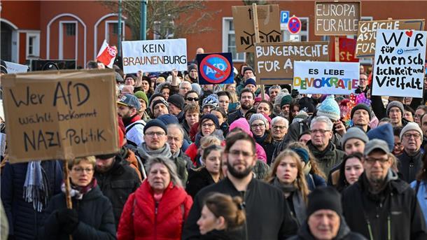 Hunderttausende bei Demos gegen rechts „Nie wieder ist jetzt!“ hieß es auch hier in Frankfurt (Oder).