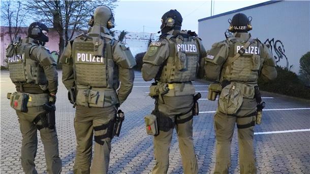 Niedersachsen will den Druck auf kriminelle Clans erhöhen. Bereits seit März 2018 geht die Polizei im Land mit einer einheitlichen Konzeption gegen Familienclans vor, etwa durch die Beschlagnahmung von Autos.