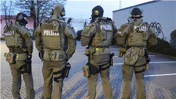 Niedersachsen will den Druck auf kriminelle Clans erhöhen. Bereits seit März 2018 geht die Polizei im Land mit einer einheitlichen Konzeption gegen Familienclans vor, etwa durch die Beschlagnahmung von Autos.