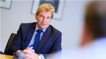 Niedersachsenmetall-Chef Schmidt warnt, dass die Sozialabgaben bis 2030 auf 50 Prozent steigen könnten – mit Folgen für Arbeitnehmer und Unternehmen.