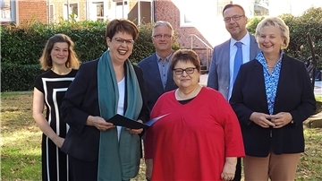 Niedersachsens Europa- und Regionalministerin Birgit Honé überreichte der stellvertretenden Braker Bürgermeisterin Ursula Schinski (vorn, von links) den Förderbescheid zur Finanzierung eines Coworking-Space. Es freuten sich auch Jolanda Steinmetz und Rainer Hinrichs vom Bauamt, Kämmerer Torsten Tschigor und SPD-Landtagsabgeordnete Karin Logemann (hinten, von links).
