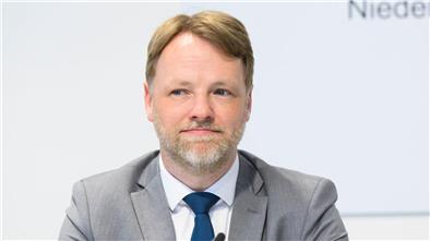 Niedersachsens Finanzminister Gerald Heere  sitzt im Landtag.
