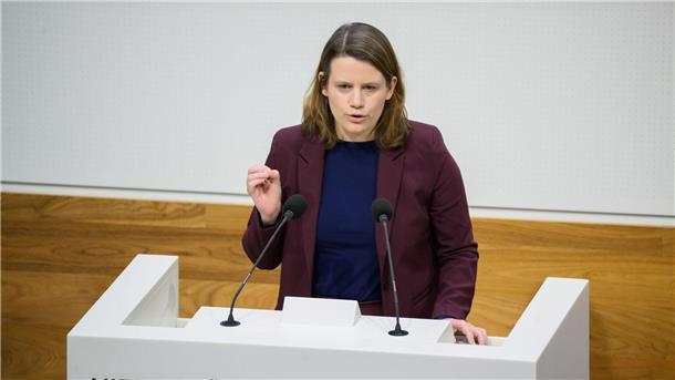 Kultusministerin: KI kann Unterricht bereichern Niedersachsens Kultusministerin Julia Willie Hamburg (Grüne) spricht im niedersächsischen Landtag.