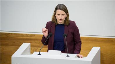 Niedersachsens Kultusministerin Julia Willie Hamburg (Grüne) spricht im niedersächsischen Landtag.
