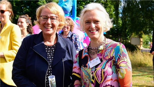Niedersachsens Landwirtschaftsministerin Barbara Otte-Kinast (links) und Landpark-Betreiberin Katharine von Schiller freuen sich über den gelungenen Abschluss und Neustart.