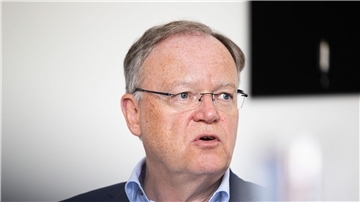 Niedersachsens Ministerpräsident Stephan Weil fordert, dass die Zahl der nach Deutschland kommenden Menschen reduziert werden muss.