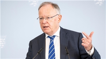 Niedersachsens Ministerpräsident Stephan Weil macht für die Finanzierung des Deutschlandtickets einen Lösungsvorschlag für das kommende Jahr.