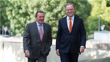 Niedersachsens Ministerpräsident Stephan Weil (rechts) und Altkanzler Gerhard Schröder, beiden von der SPD. Weil sieht seine Wiederwahl aktuell nicht durch Schröders Handeln gefährdet.