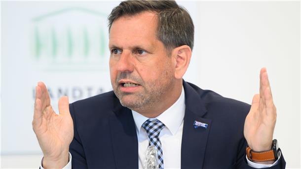 „Es gibt gute Gründe fürs Umdenken bei der Gasförderung auf See“ Niedersachsens Umweltminister Olaf Lies (SPD) verteidigt seine Kehrtwende in der Frage der Erdgasförderung auf See mit der veränderten Lage durch den Einmarsch Russlands in die Ukraine und der internationalen Sanktionsantwort darauf, möglichst schnell russisches Gas durch andere Quelle zu ersetzen.
