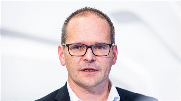 Niedersachsen gegen jährlichen Tüv für ältere Autos Niedersachsens Verkehrsminister Grant Hendrik Tonne will, dass die Entscheidung über Prüffristen für Autos bei den Mitgliedstaaten bleibt. (Archivbild)