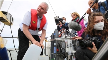 Niedersachsens Wissenschaftsminister Björn Thümler besucht die Forschenden des Projekts „Gute Küste“. Björn Thümler, niedersächsischer Minister für Wissenschaft, beim Abfüllen der Wasserproben mit einem Tross Reporter.