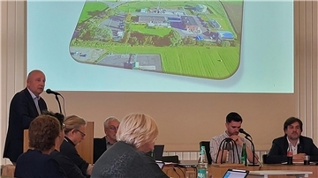 Das Foto zeigt eine Sitzung des Nordenhamer Wirtschaftsausschusses im Ratssaal. Es geht um die geplante Erweiterung des Kavernengeländes in Blexen.