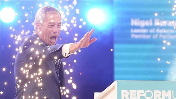 Nigel Farage lässt sich nach dem Rayner-Rücktritt feiern.
