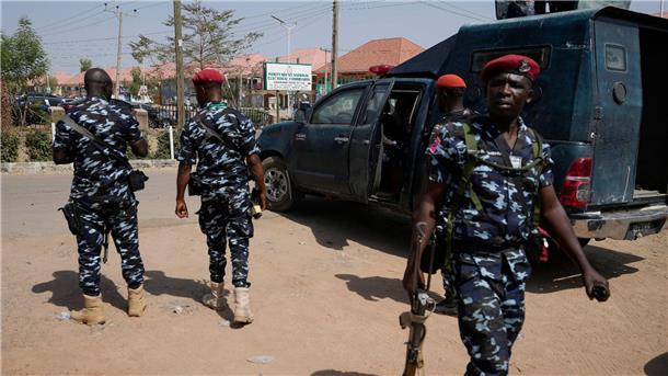 Mindestens 51 Tote nach Anschlägen auf Dorf in Nigeria Nigerianische Sicherheitskräfte auf einer Patrouille (Archivbild).