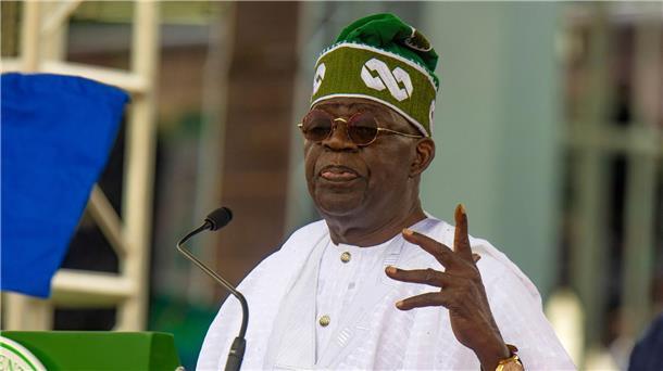 Diplomatie oder Intervention? Gipfel tagt zu Niger-Krise Nigerias Präsident Bola Tinubu ließ erklären, dass Diplomatie „der beste Weg vorwärts“ zur Lösung der Krise sei.