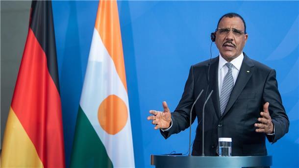 Putsch im Niger: Soldaten verkünden Machtübernahme Nigers Präsident Mohamed Bazoum bei einem Berlin-Besuch im Juli 2021.