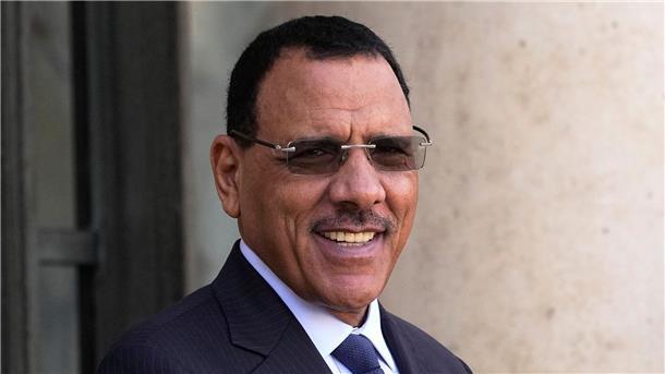 Nigers gestürzter Präsident zieht vor Gericht Nigers Präsident Mohamed Bazoum, seine Frau und sein Sohn werden seit dem Putsch im Präsidentenpalast in Nigers Hauptstadt Niamey festgehalten.