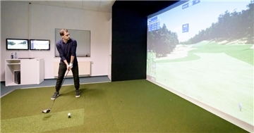 Golf-Schlag auf einem Indoor-Simulator