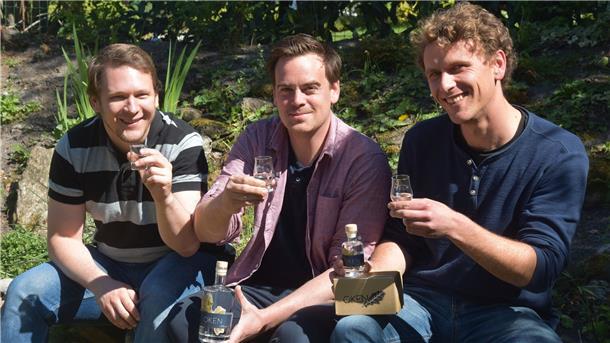 Niklas Haller, Michael Frankenbach und Leonard Spreckels (von links) bringen den ersten Edelbrand aus Eicheln, den „Oken“ auf den Markt.