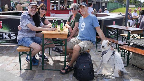 Niko und Nicole (von links) kommen aus dem Ruhrgebiet zu den Maritimen Tagen, um hier ihre Freunde Birgit und Rainer aus Hamburg zu treffen. Für Nicole und Rainer, die aus Bremerhaven und Nordholz kommen, ist der Ausflug in die Seestadt ein Besuch der alten Heimat. Hund Lando ist eigentlich wärmere Temperaturen gewohnt. Er kommt aus Sardinien.