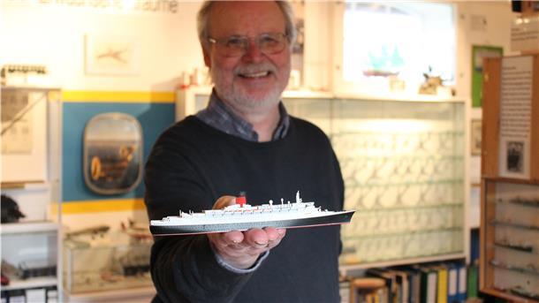 Nikolaus Pross zeigt hier ein Modell der „Queen Elizabeth 2“ im Maßstab 1:1250.