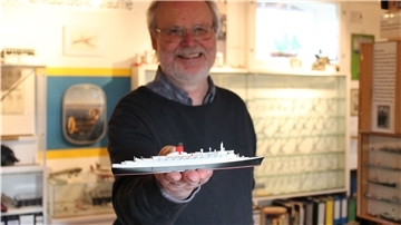 Nikolaus Pross zeigt hier ein Modell der „Queen Elizabeth 2“ im Maßstab 1:1250.
