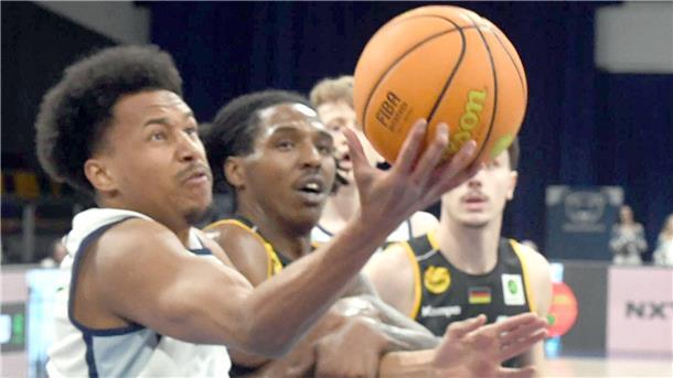 Nils Owen Schmitz (links) bleibt nach einer Saison im Trikot der Eisbären Bremerhaven der ProA erhalten.