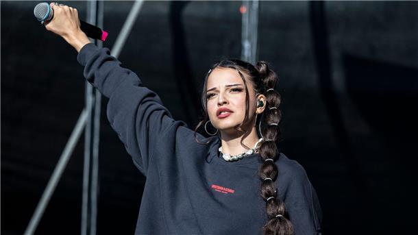 Nina Chuba mit neuer Single über sich selbst Nina Chuba eroberte 2022 mit „Wildberry Lillet“ die Spitze der deutschen Single-Charts.