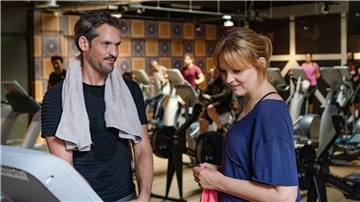 Nina (Laura Tonke)  versteht sich gut mit Viktor (Sebastian Becker).