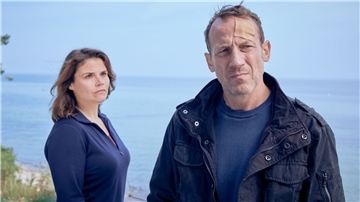 Nina Petersen (Katharina Wackernagel) möchte von ihrem Ex-Freund Benjamin Lietz (Wotan Wilke Möhring) wissen, was er in Stralsund zu suchen hat.