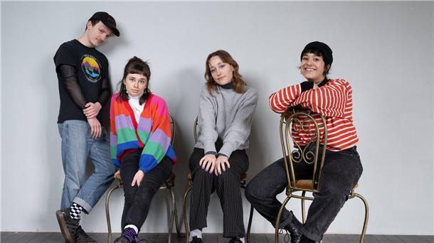 Power Plush mit Punk und Glitzer aus Chemnitz Nino Cutino (l-r), Anja Jurleit, Svenja Schwalm und Maria Costantino von der Indiepop-Band Power Plush.