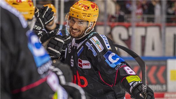 Nino Kinder bejubelt sein Tor zum 3:0 gegen die Grizzlys Wolfsburg.