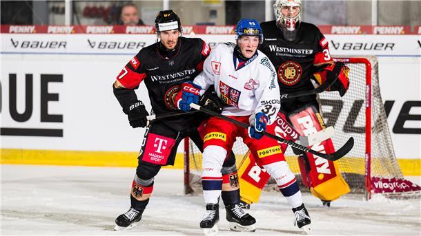 Eishockeyspieler Nino Kinder im Zweikampf