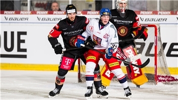 Eishockeyspieler Nino Kinder im Zweikampf