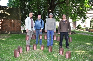 Nistkästen für den Blexer Friedhof. Unser Bild zeigt (von links) Pastor Dietmar Reumann-Claßen, Dieter Blumenberg vom Vorstand des Naturschutzvereins Nordenham sowie die Vereinsmitarbeiter Matthias Büsing und Julian Blumenberg.