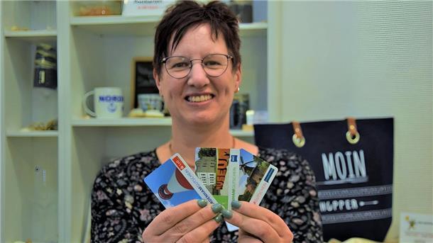 NMT-Mitarbeiterin Svenja Faehse hält drei der bisherigen Nordenham-Gutscheine in die Kamera. Ab März soll es die Einkaufsgutscheine auch in digitaler Form geben.