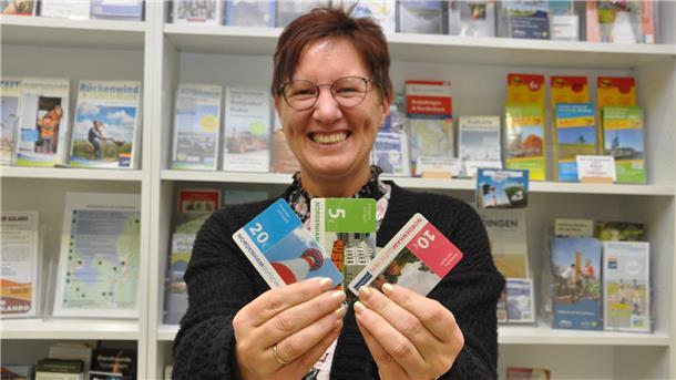 Einkaufen in Nordenham ist megabeliebt NMT-Mitarbeiterin Svenja Faehse mit den Nordenham-Gutscheinen, die im Angebot sind. Die Gutscheine sind so beliebt, dass sie jetzt in der Vorweihnachtszeit knapp werden.