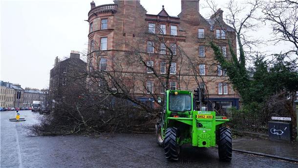 „Historisch“: Sturm Éowyn wütet in Irland und Großbritannien Noch am Freitag begannen Aufräumarbeiten.
