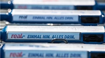Real Einkaufswägen sind ineinander geschoben. 