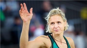 Noch bleibt sie im Turnier in Hambuirg: Laura Ludwig 
