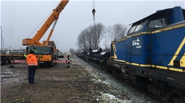 Noch ein seltenes Bild im Fischereihafen: Ein Güterzug bringt Material-Nachschub für Stahlbau Nord.