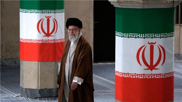 Iran: Zwischen Machtkampf und nationaler Versöhnung Noch gilt er als der mächtigste Mann des Landes: Ajatollah Ali Chamenei, der Oberste Religionsführer im Iran.