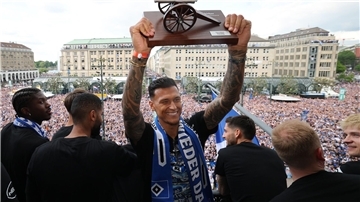 Noch im Mai als HSV-Aufstiegsheld gefeiert, jetzt fehlt er: Torjäger Davie Selke
