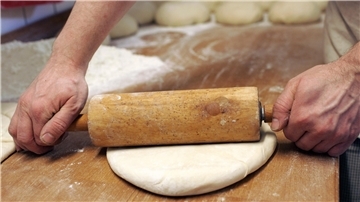 Noch immer sind zahlreiche Ausbildungsstellen im Backhandwerk und in Fleischereien nicht besetzt. Um Abhilfe zu schaffen, kooperieren nun Betriebe mit der Handwerkskammer in Bremen. Nachwuchskräfte kommen aus Indien.