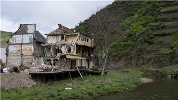 Noch immer zeugt die Ruine eines Hauses in Mayschoß von der Wucht der Wassermassen.
