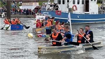 Papierbootregatta im Fedderwarderseler Hafen. Noch ist das Teilnehmerfeld eng beieinander, doch dann fährt die „Versengold“ in dieser Vierer-Gruppe allen davon.