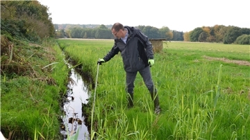 Noch ist die Fläche entwässert, auf der künftig Rohrkolben und Schilf wachsen sollen. Projektleiter Heiko Ullrich prüft den Wasserstand, der auf fünf bis zehn Zentimeter über Geländehöhe angehoben werden soll.