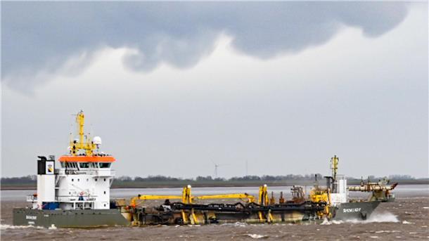 DER ADVENTS-STURM (Update 50): Hochwasser hat Stadt und Land im Griff, Schäden auch in der Wesermarsch, Zugverkehr weiter gestört Noch ist die Lage recht entspannt: Auch der Saugbagger "Shoalway" hat keine Probleme auf der Weser.