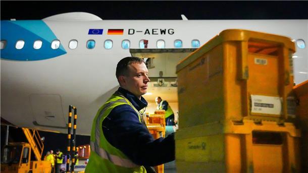 Die Brief-Flüge der Post sind Geschichte Noch ist die Post gesetzlich verpflichtet, 80 Prozent der eingeworfenen Briefe am nächsten Werktag beim Empfänger abzugeben.