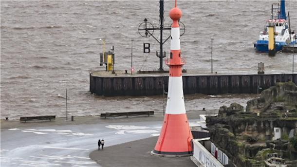 DER ADVENTS-STURM (Update 50): Hochwasser hat Stadt und Land im Griff, Schäden auch in der Wesermarsch, Zugverkehr weiter gestört Noch kann man auf der Seebäderkaje frische Luft schnappen.